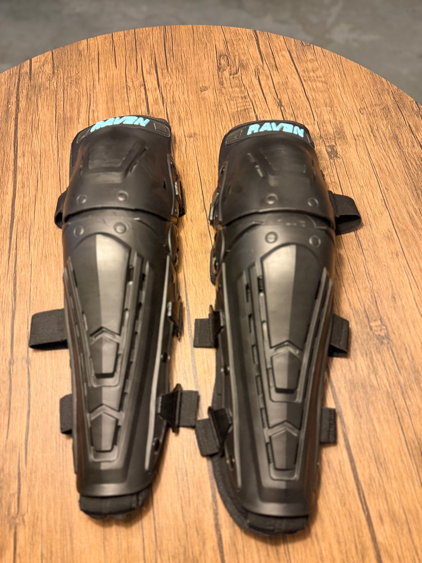 Raven Pileup Knee Guards Black One Size