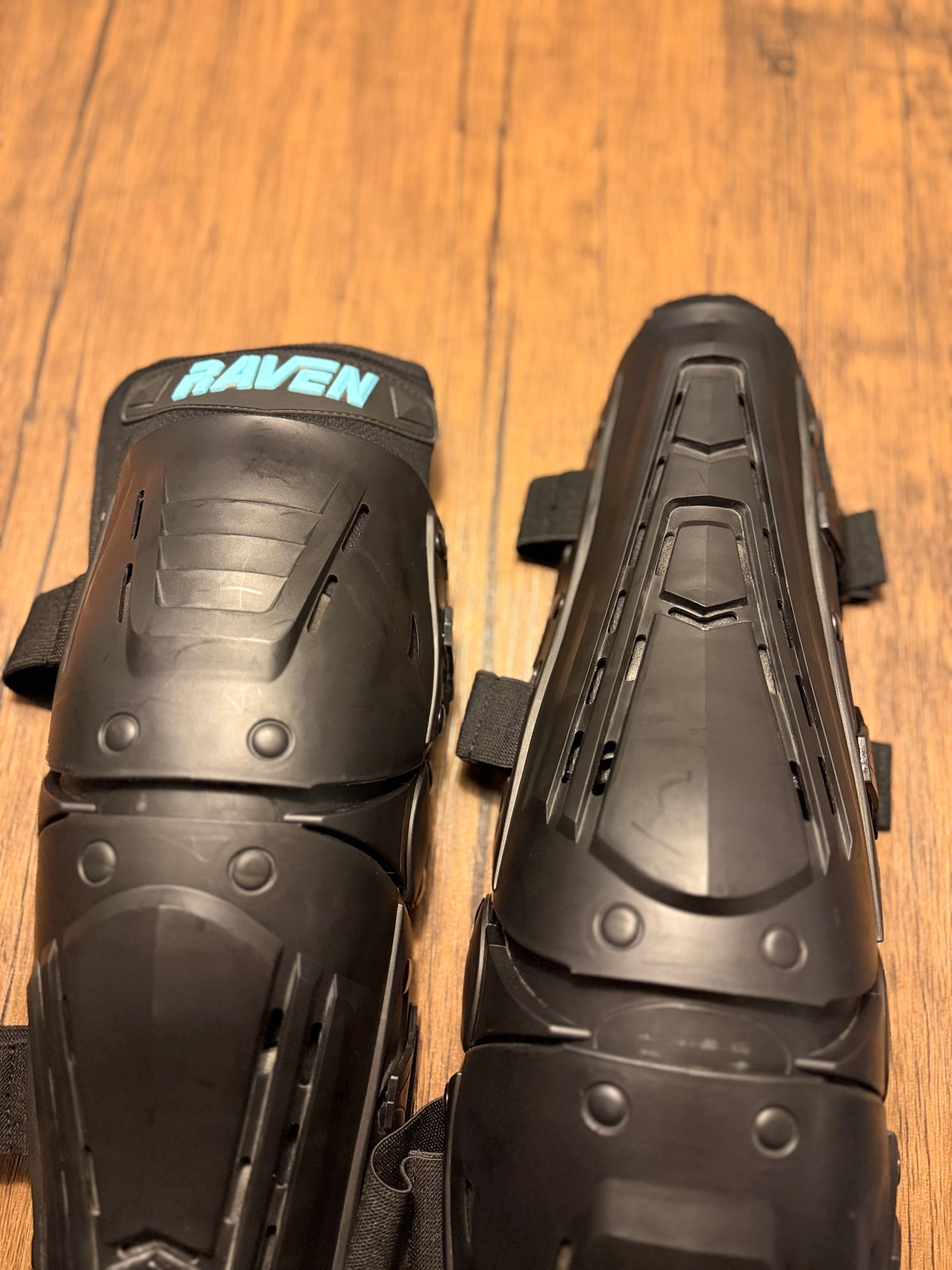 Raven Pileup Knee Guards Black One Size