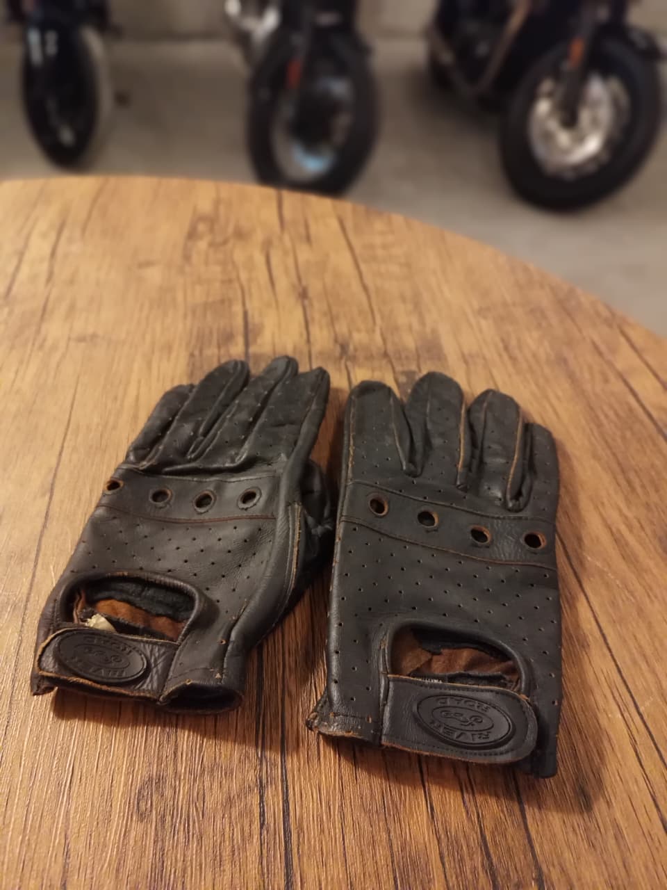 River Road Black Leather Motorcycle Perforated Biker Glove Tabacco (Size: Large)