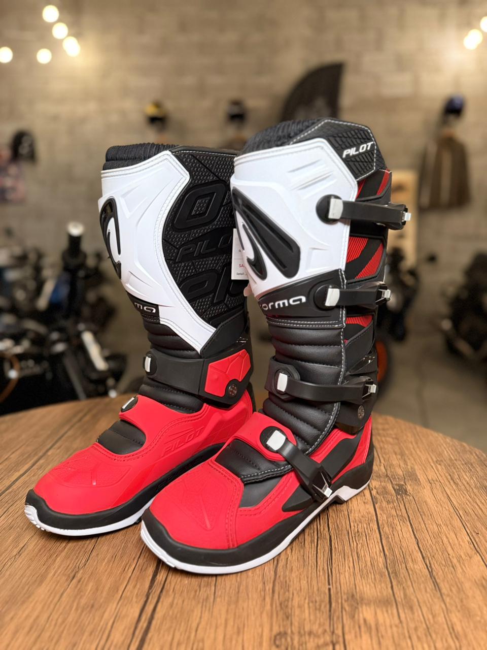 Forma Pilot Boots Black/Red/White (Size: 43)