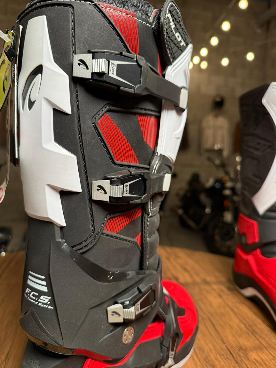 Forma Pilot Boots Black/Red/White (Size: 43)
