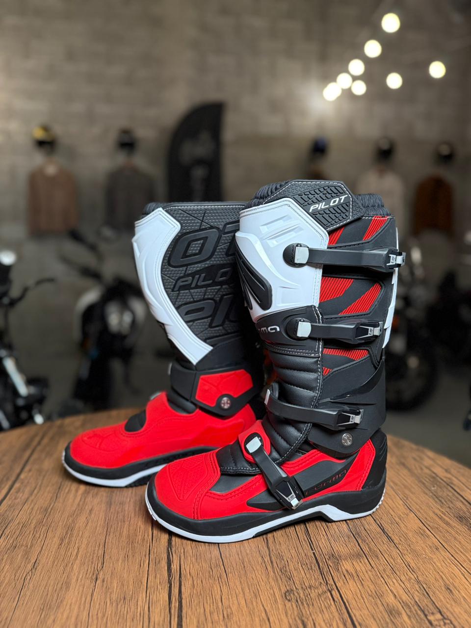 Forma Pilot Boots Black/Red/White (Size: 43)