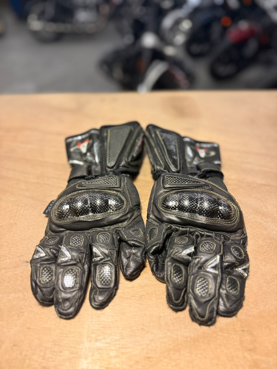 Akito Carbon SP Motorcycle Gloves Black (Size: Large)